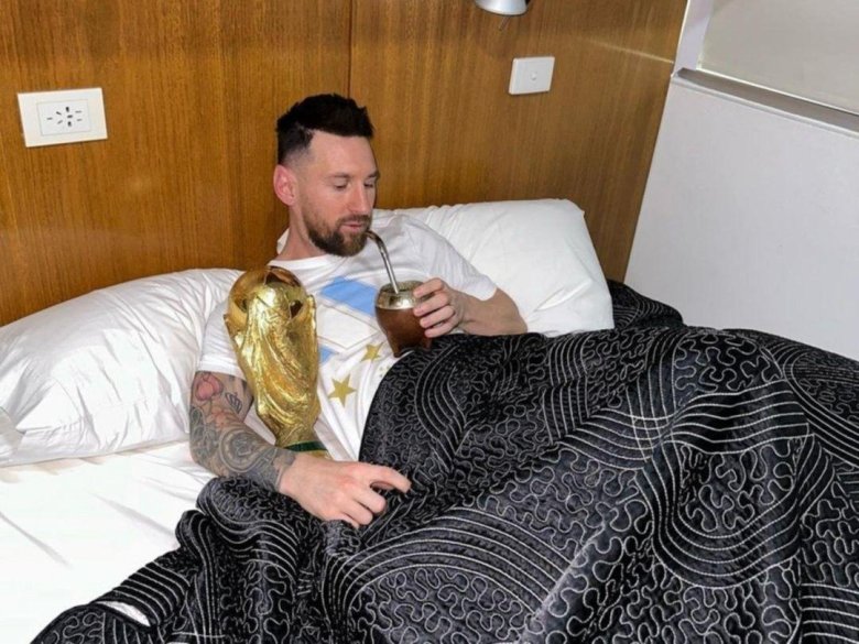 Лионель Месси с Кубком мира 2022