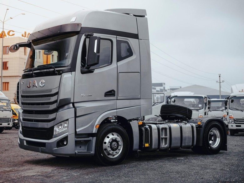 Седельный тягач JAC k7