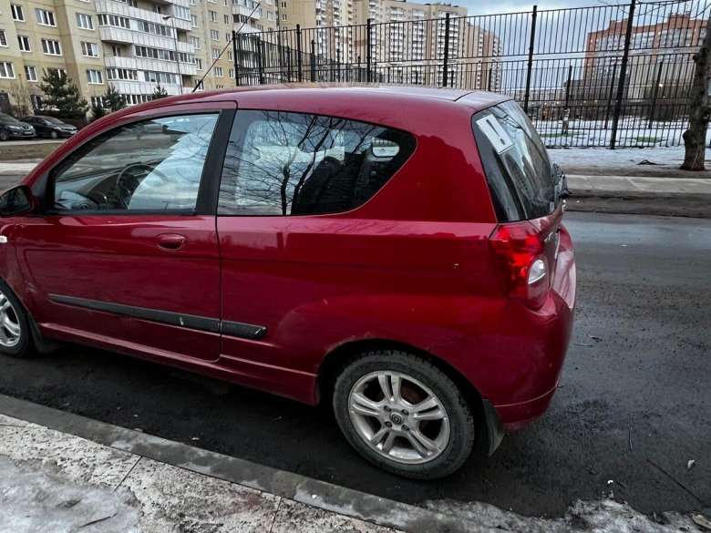 Chevrolet aveo t200 хэтчбек красный