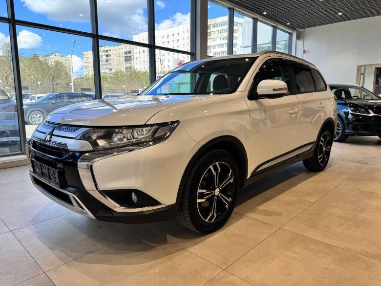 Новый митсубиси аутлендер 2023 белый цвет