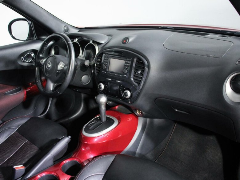 Nissan Juke 2011 красный
