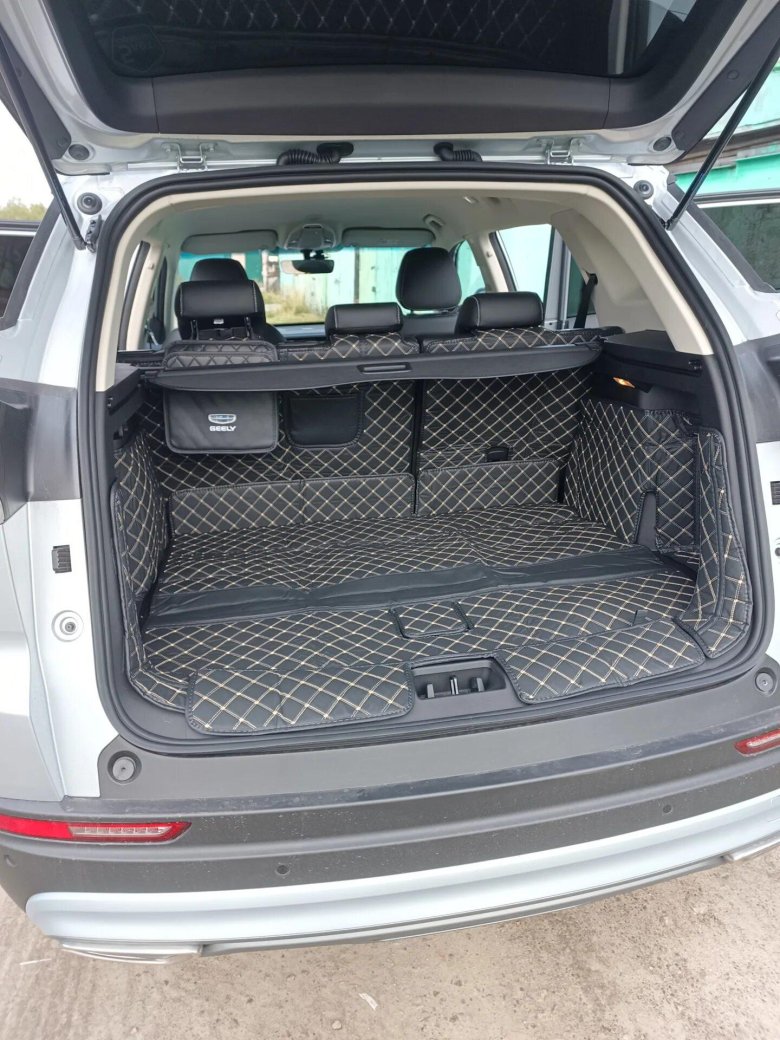 Ниша в багажнике Джили атлас