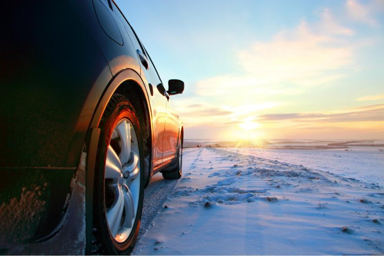 Машина на зимней дороге