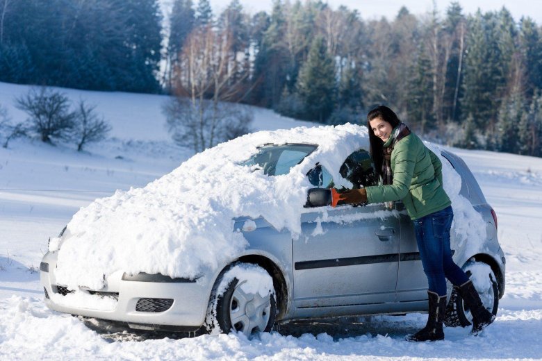 Машина в снегу