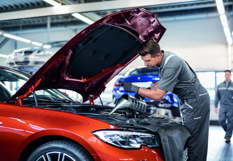 Машина в автосервисе