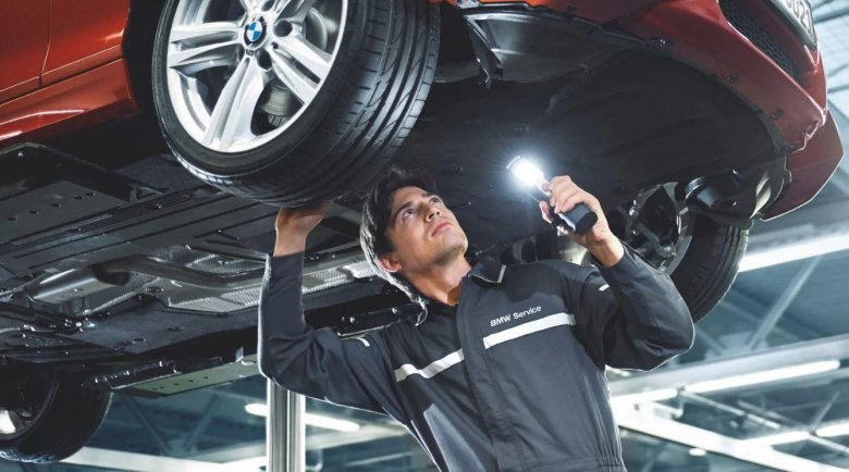 Автомобиль в сервисе