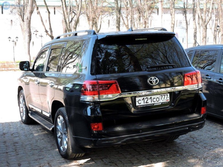 Land Cruiser 200 с номером 200