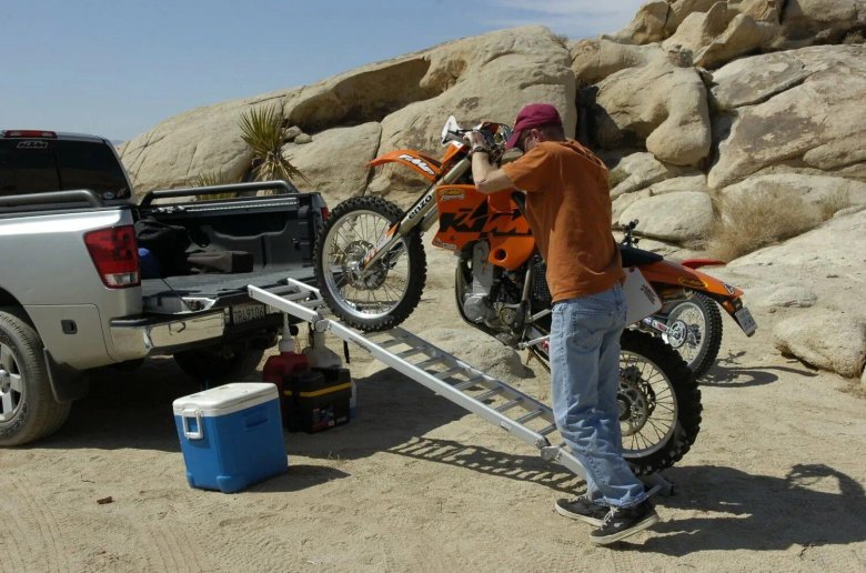 Кроссовый мотоцикл в пикапе