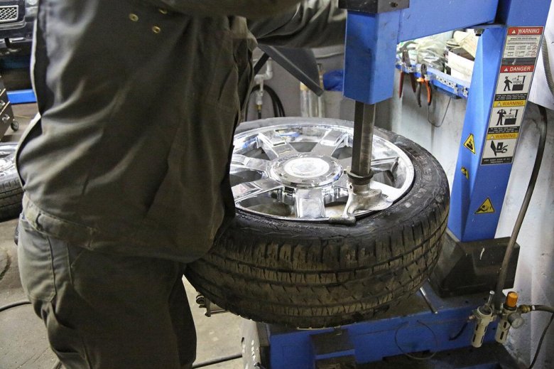 Разбортировка колеса станок шиномонтажный