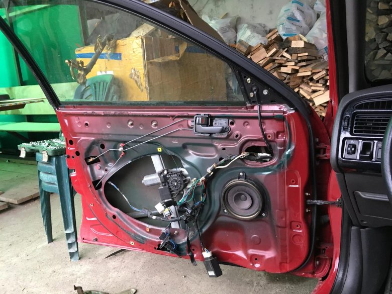 Тойота Авенсис дверь