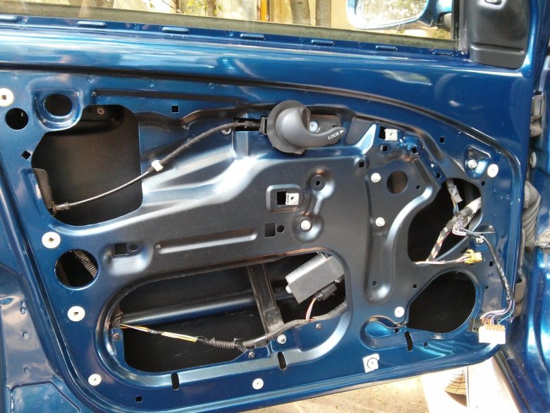 Разбор водительской двери Фиат Браво 2