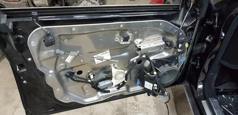 Трос замка водительской двери w203