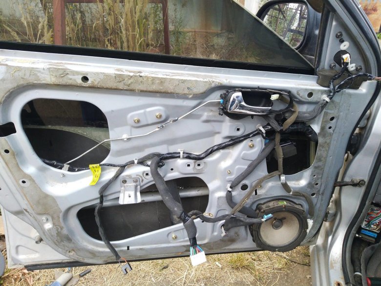 Каризма жгут в двери