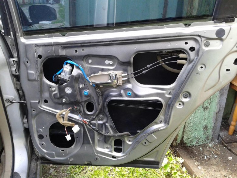 Дверь водительская левая Nissan Terrano