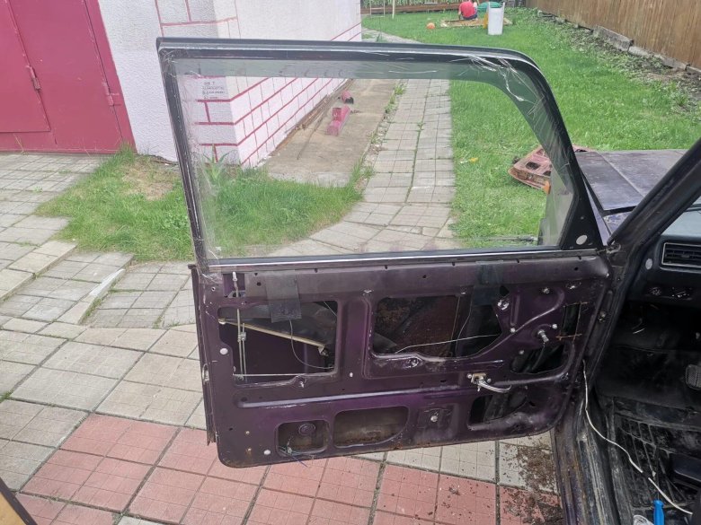 Дверь левая водительская ВАЗ 2104