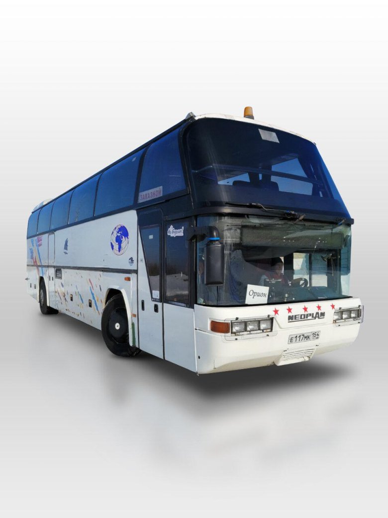 Автобус на белом фоне