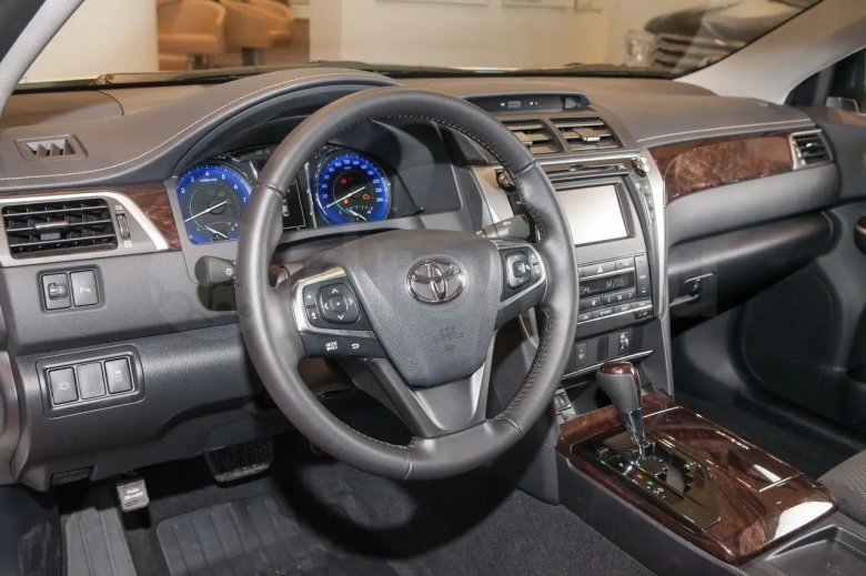 Toyota Camry 2.5 at комфорт