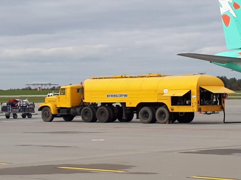 Топливозаправщик аэродромный тза-22