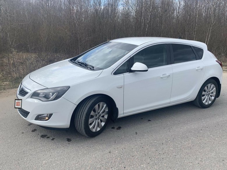 Опель Астра j белый хэтчбек