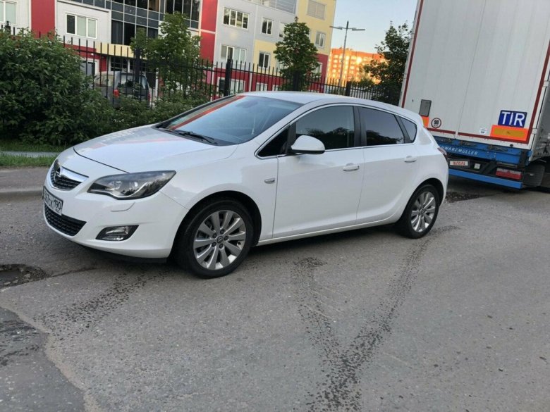 Opel Astra j белая