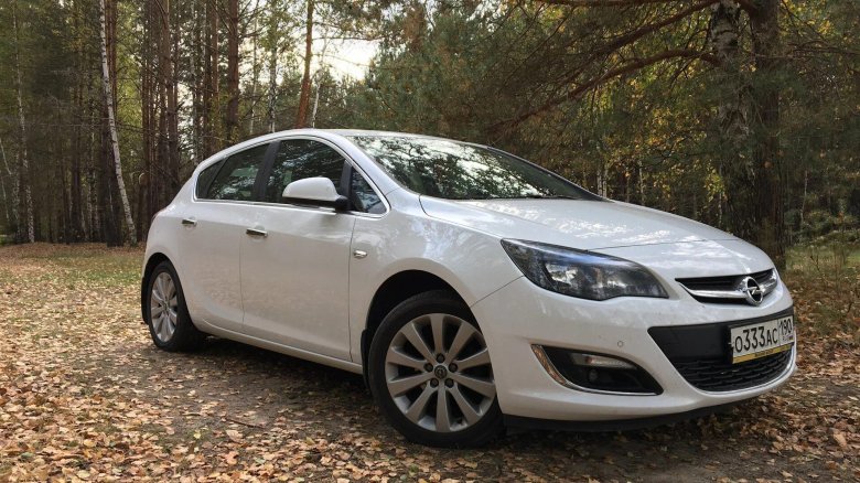 Opel Astra белая