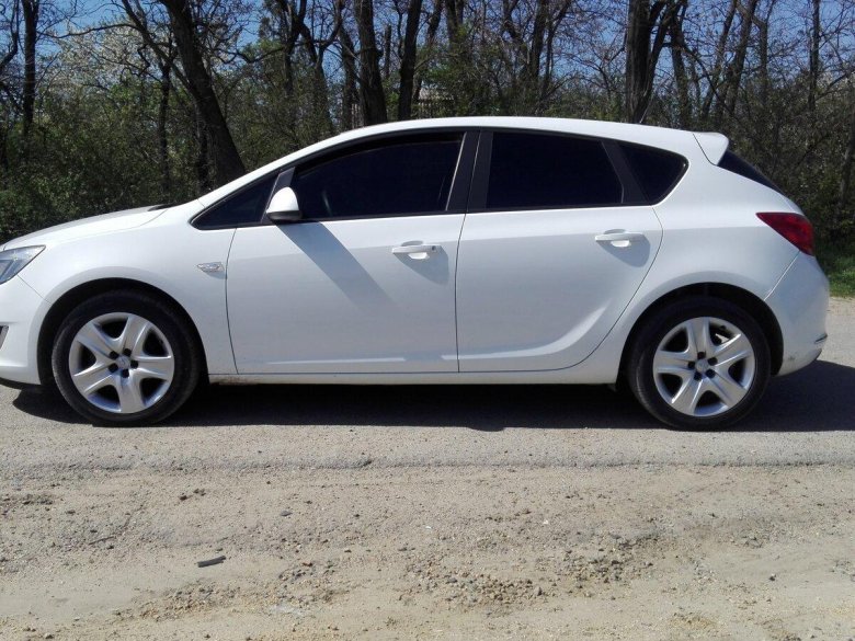Opel Astra 2012 белый