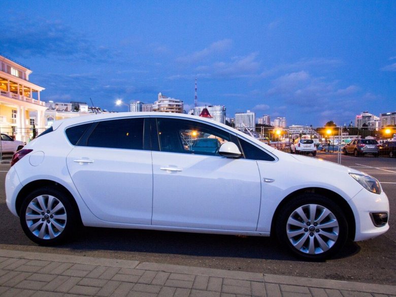 Опель Астра j белый хэтчбек