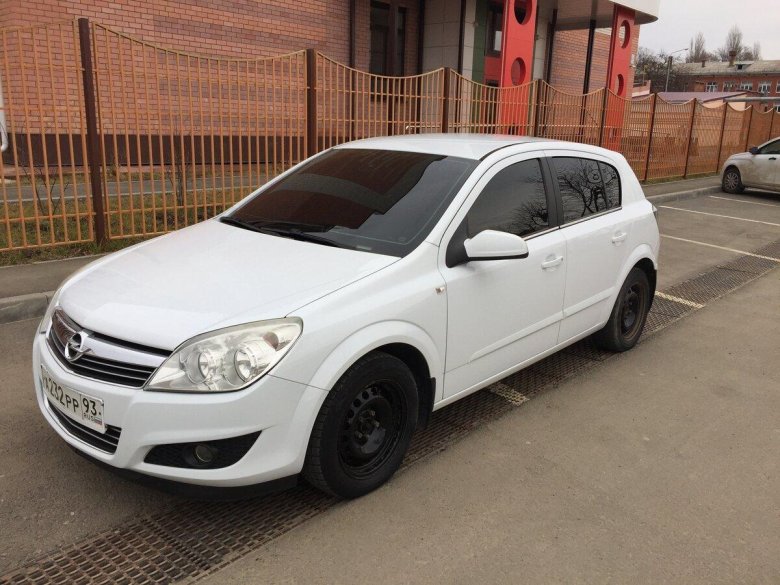 Опель Астра хэтчбек 2008 белая