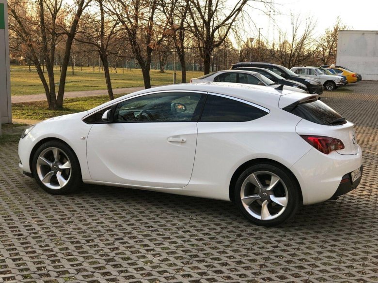 Opel Astra GTC 2013 белая