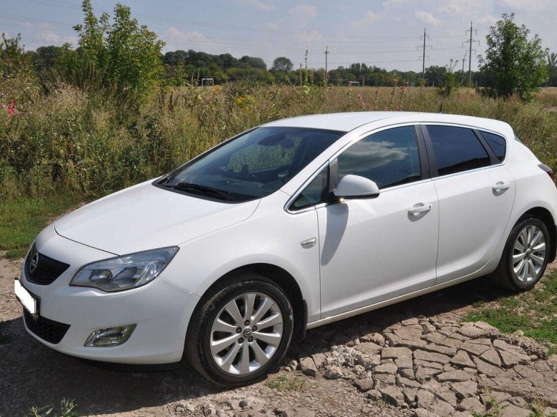 Opel Astra 2011 белая