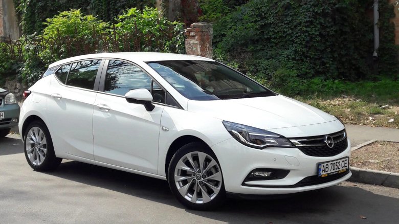 Опель Астра 2016 белая