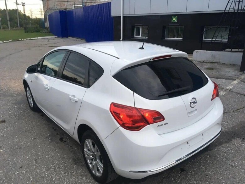Опель Астра j белый хэтчбек