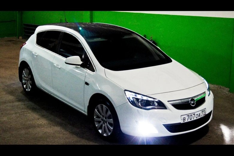 Опель Астра 2011 белая
