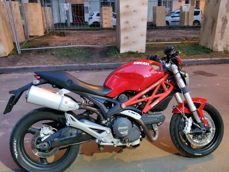 Ducati monster 696