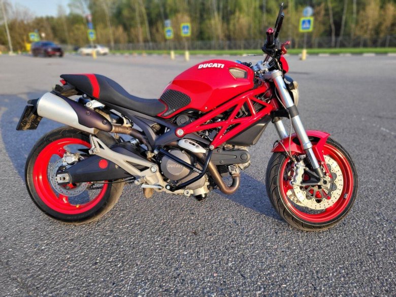 Мотоцикл дукати 696