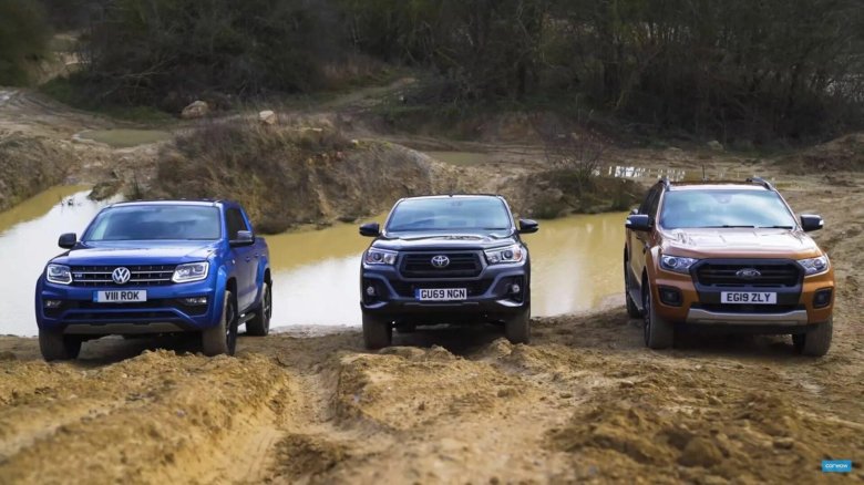 Volkswagen amarok vs toyota hilux