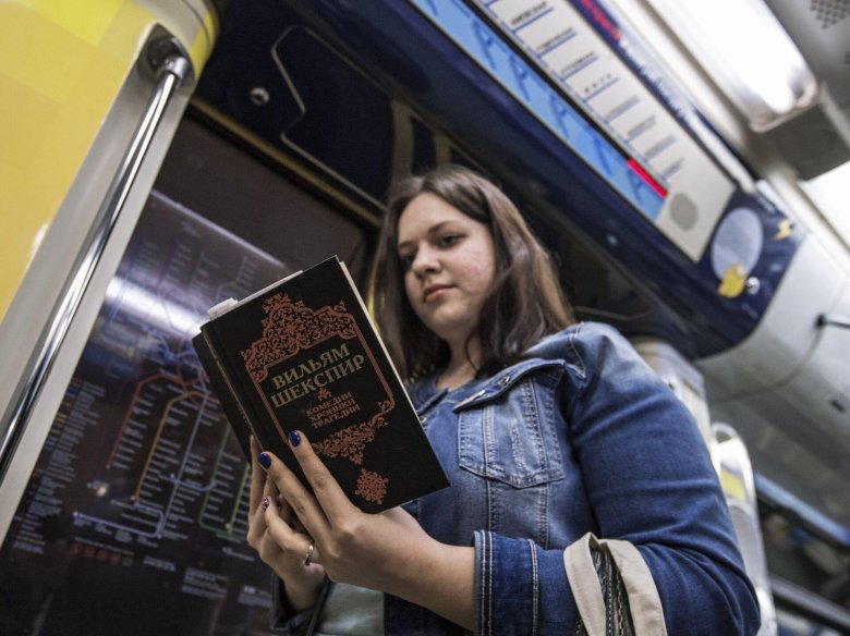 Люди с книгами в метро