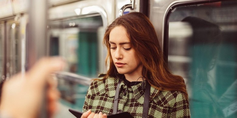 Девушка в метро с книгой