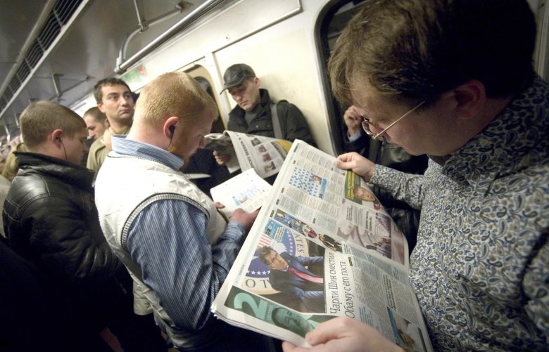 Люди с газетами в метро