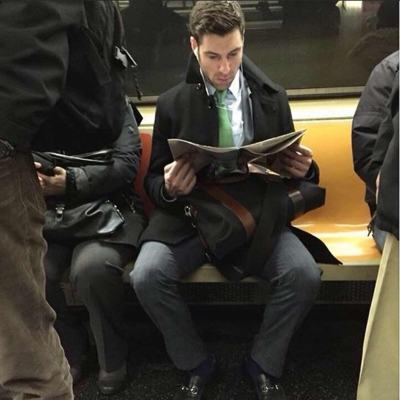 Мужчина сидит в метро