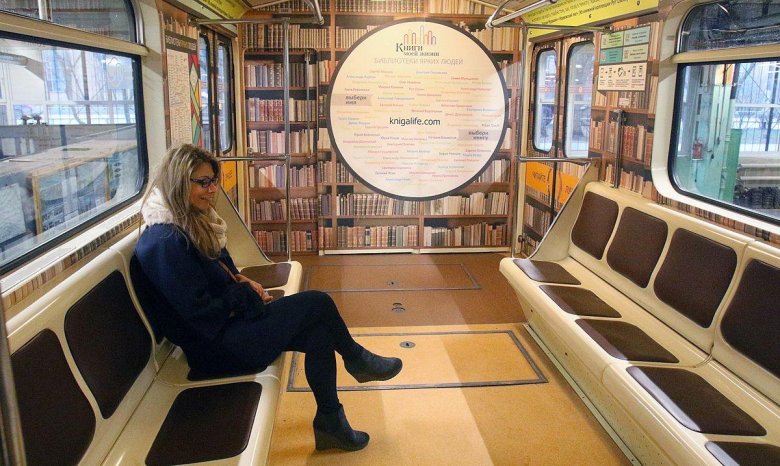 Литературный вагон метро СПБ