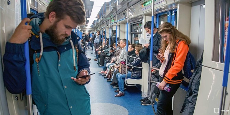 Люди со смартфонами в метро