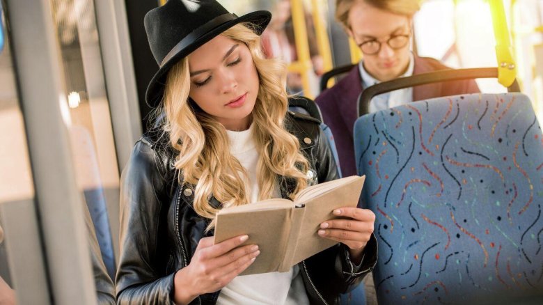 Чтение в автобусе