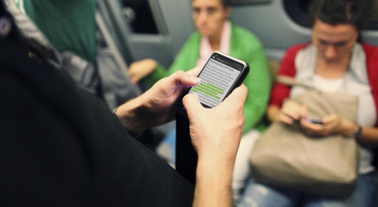 Человек с телефоном в автобусе