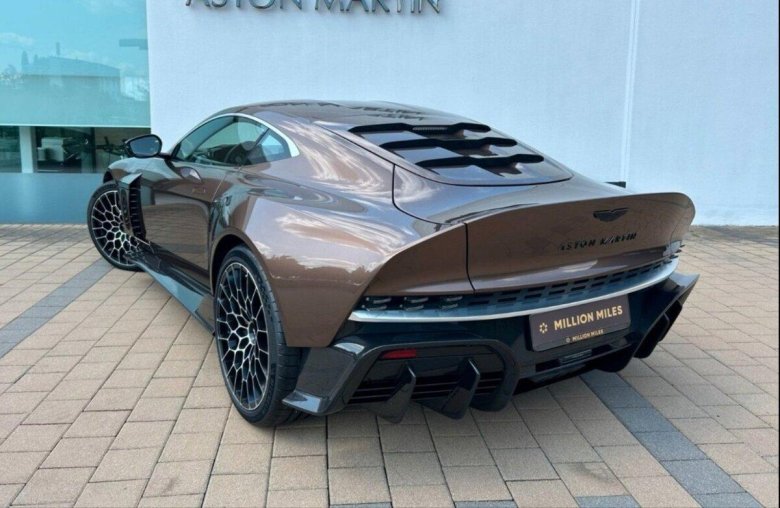 Астон мартин дбс 2021