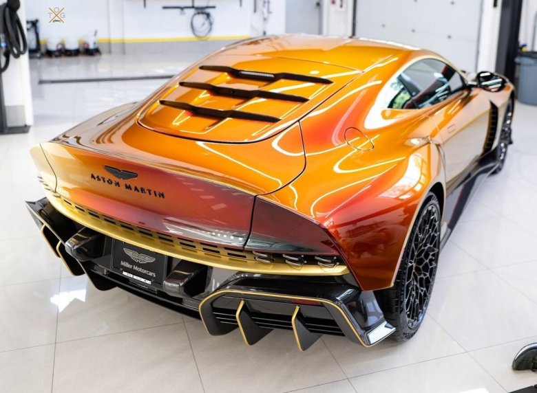 Автомобиль aston martin