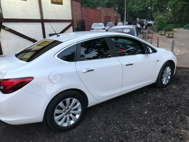 Опель Астра j седан белый