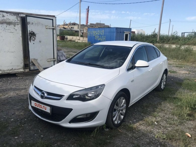 Опель Астра j седан белый