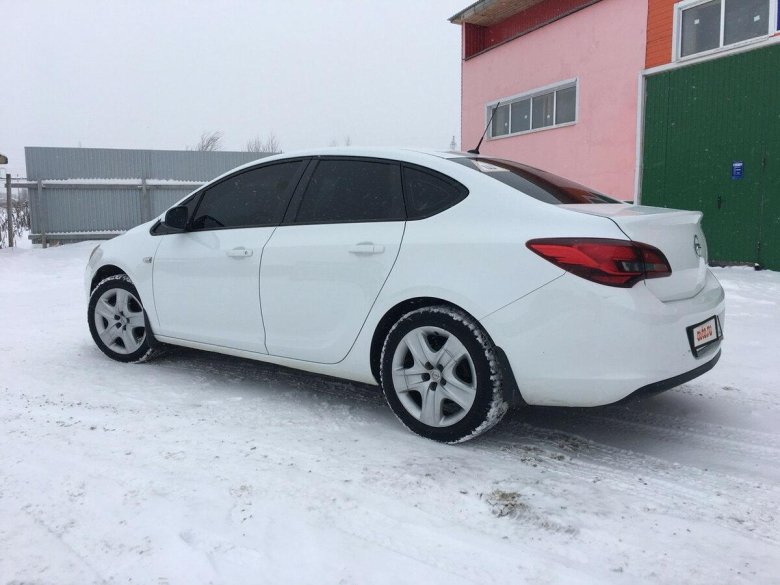 Опель Астра j седан белый