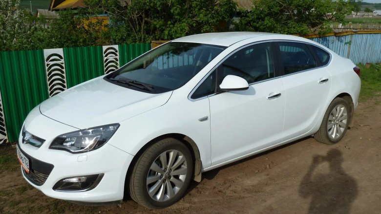 Опель Астра белый седан 2013